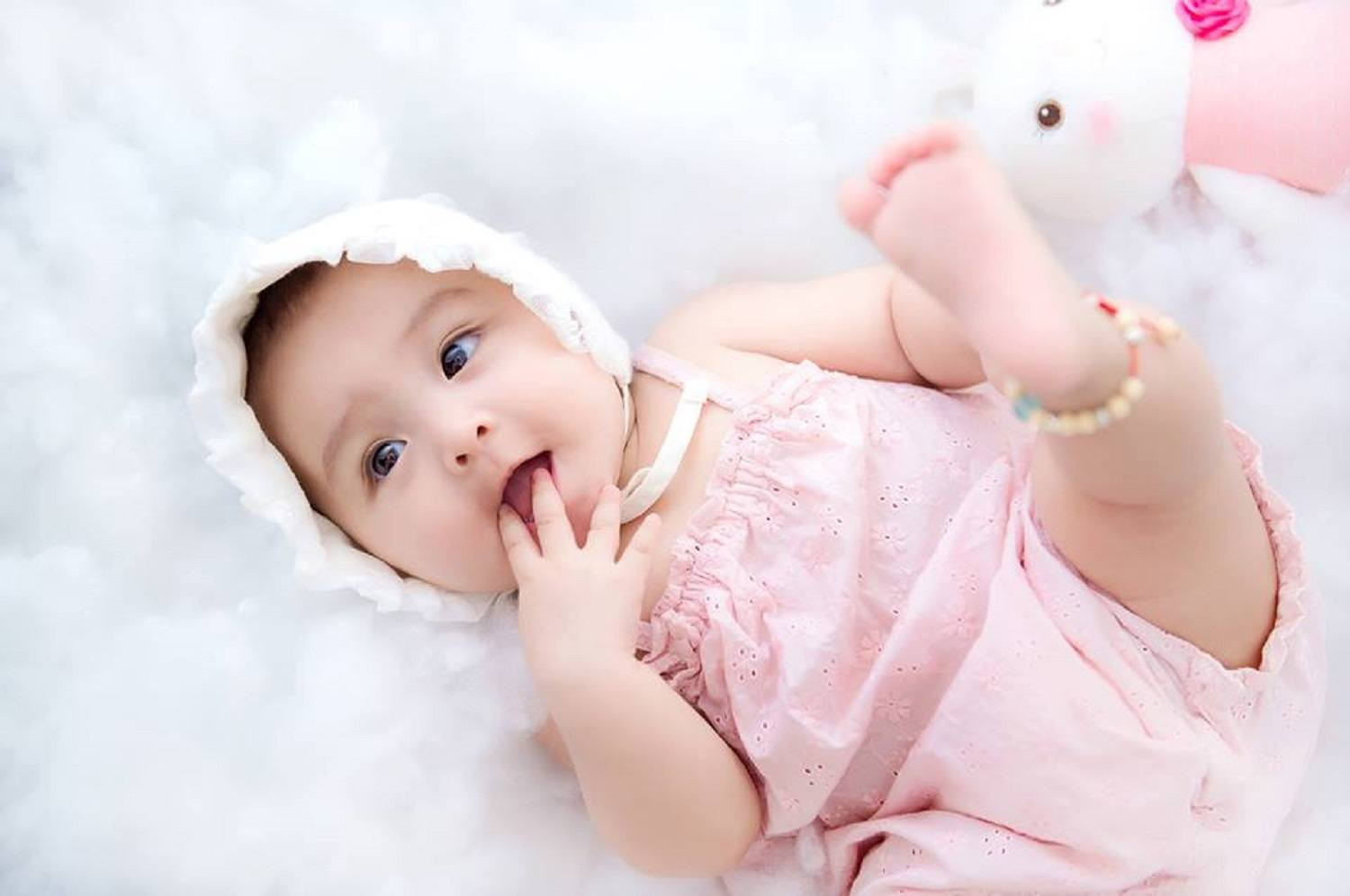 Khi chuẩn bị quần áo cho bé từ 3-6 tháng tuổi cần chú ý đến chất liệu
